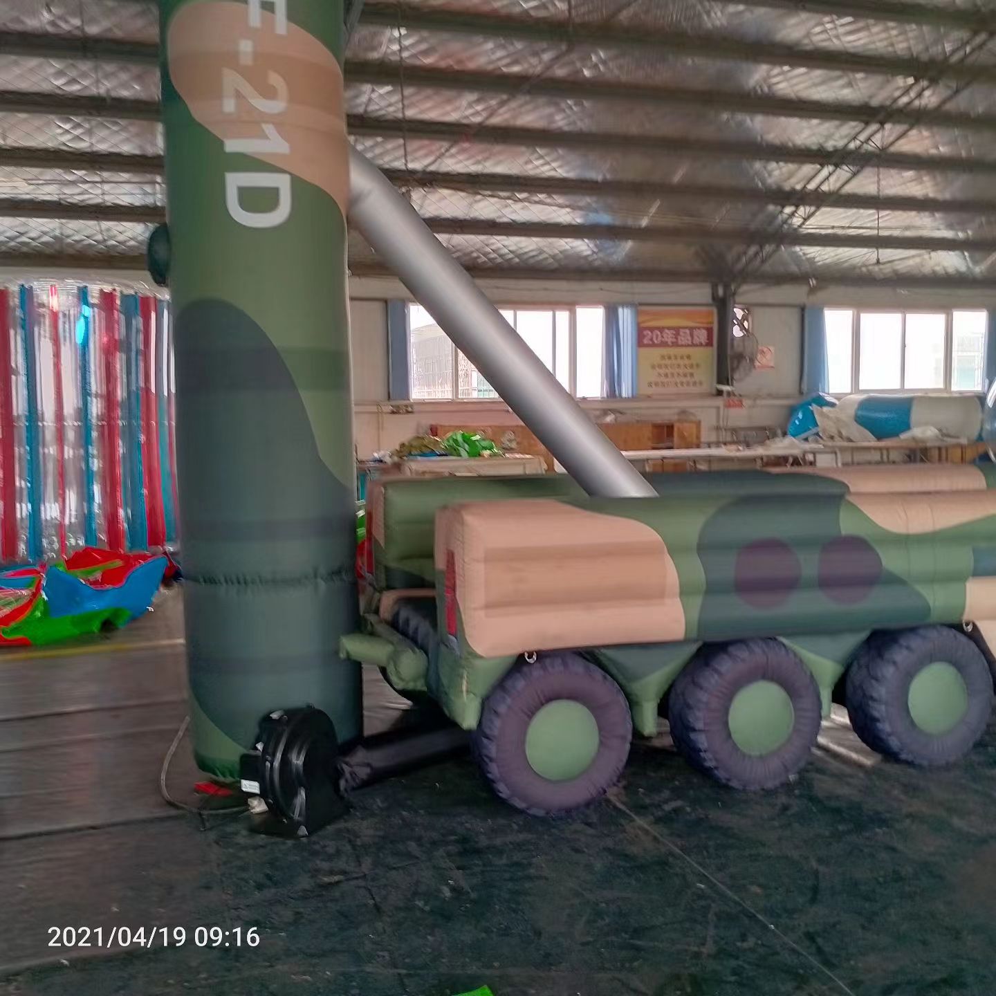 酒泉军事演习中的充气目标车辆：模拟发射车雷达车坦克飞机